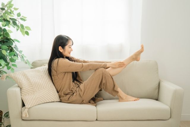 自宅で足のケアをする女性