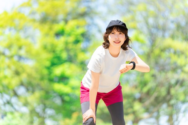 これからランニングをする女性イメージ 時計をチェック