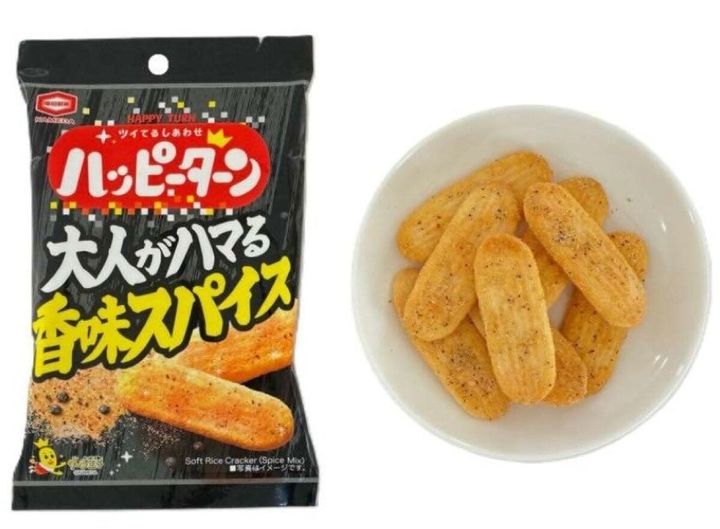 「大人がハマる香味スパイス」と書かれたハッピーターンの黒いパッケージと、白い皿に盛られた中身。