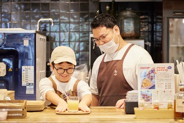 【大阪府大阪市】「はたらくフリースクール」不登校の子どもたちが開発したお菓子が日本茶カフェで販売