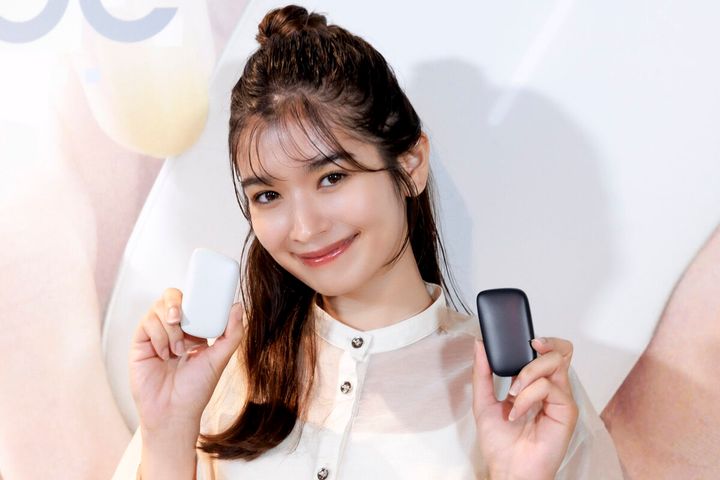 「Ploom CUBE」はペブルホワイトとコバルトブラックの2色展開