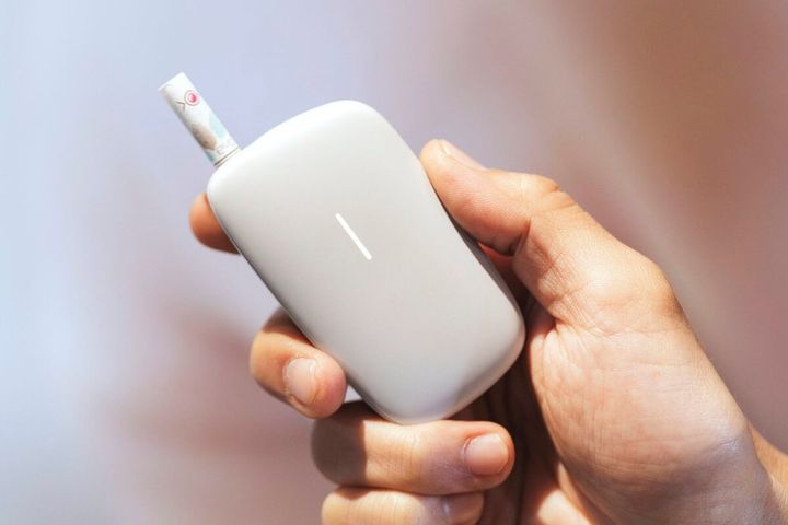 「Ploom CUBE」の特徴的なラウンデッドキューブデザインは握りやすい