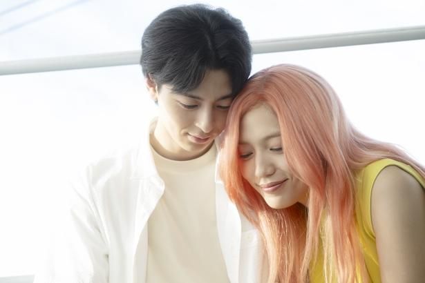 【写真を見る】眠る愛娘を優しく見守る和(川口春奈)と将一(高杉真宙) [c]遠藤和／小学館 [c]2026「ママがもうこの世界にいなくても」製作委員会