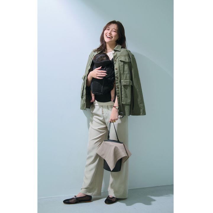 半袖カットソーとつやパンツにブラックエルゴをしてジャケット風シャツを羽織った原田夏希さん