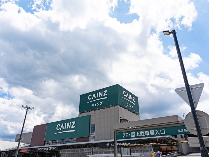 カインズの「折りたたみできる鍋敷き」が、収納のしやすさで人気を集めています。使うときは丸く広げ、使わないときは棒状にコンパクトに折りたためるシリコーン製の本商品を紹介します。