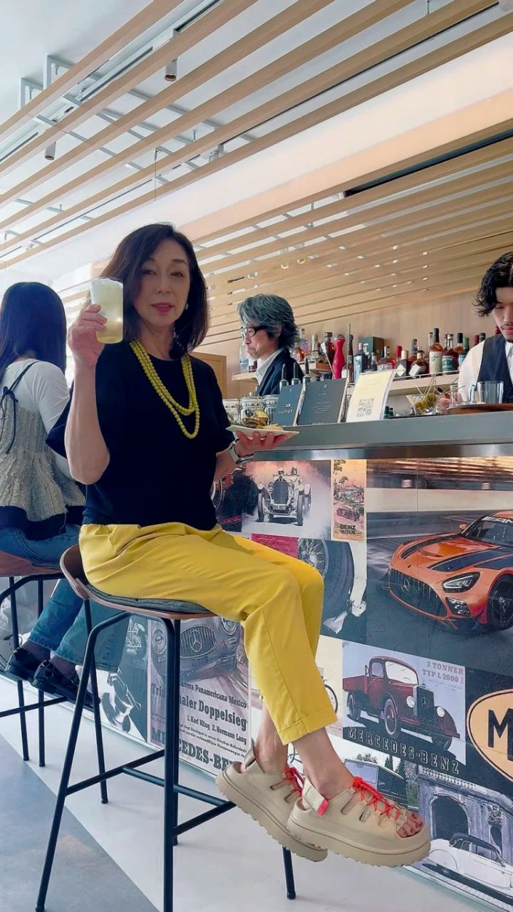 大谷りえ子さんのイエローパンツコーデ