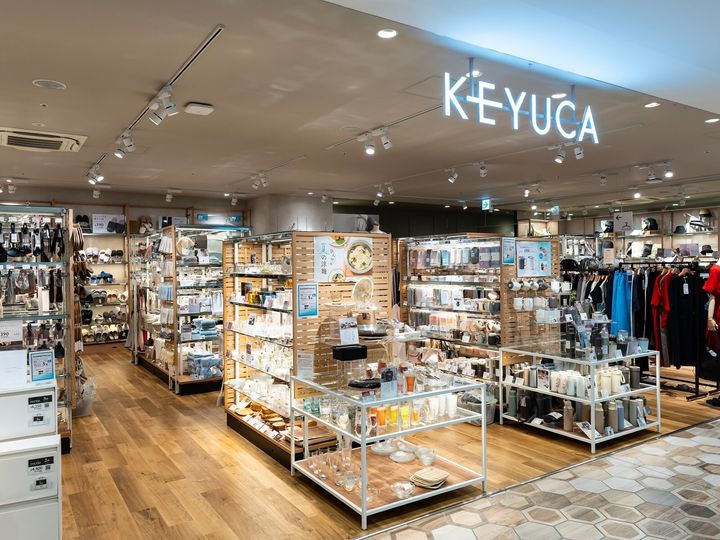 KEYUCA（ケユカ）の「Moi コンパクトティッシュケース」は、幅約14cmのスリムな“おうち型”デザインで、最後の1枚までティッシュをスムーズに引き出せると評判のアイテムです。ネット上でも使用感を評価する声が寄せられている本商品を紹介します。