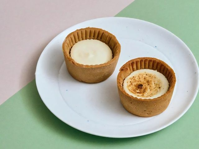チーズタルト 左：カマンベールチーズ、右：ブルーチーズ各389円