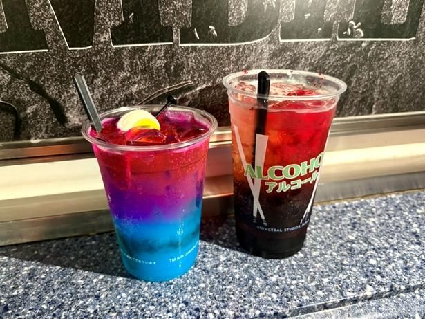 左から、「サーカスゾンビの狂気 ～ライチ・ノンアルコールサワー～」(800円)、「チェンソーゾンビの暴走 ～ブラッドオレンジ＆レモンサワー～」(900円)