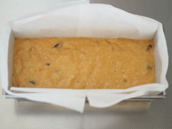 知ってるとプロな裏ワザ！焼く前にはちみつをひと筋垂らすだけで…パウンドケーキが綺麗に割れました！