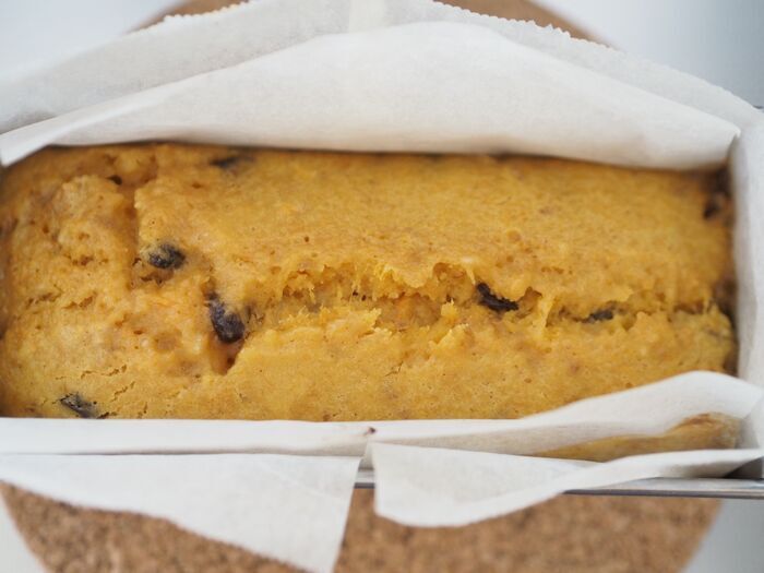 知ってるとプロな裏ワザ！焼く前にはちみつをひと筋垂らすだけで…パウンドケーキが綺麗に割れました！