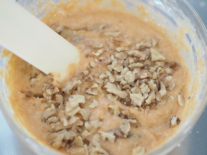 知ってるとプロな裏ワザ！焼く前にはちみつをひと筋垂らすだけで…パウンドケーキが綺麗に割れました！