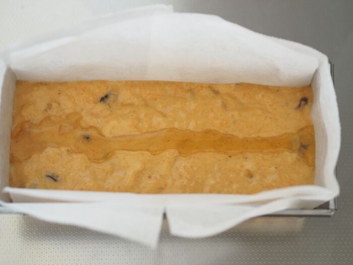 知ってるとプロな裏ワザ！焼く前にはちみつをひと筋垂らすだけで…パウンドケーキが綺麗に割れました！