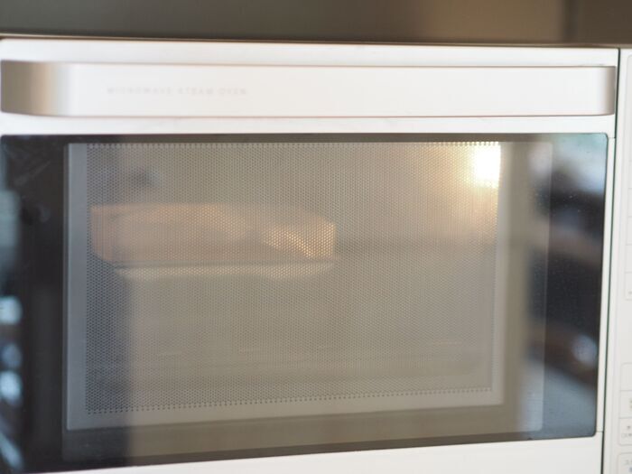 知ってるとプロな裏ワザ！焼く前にはちみつをひと筋垂らすだけで…パウンドケーキが綺麗に割れました！