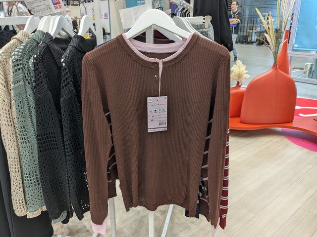 ブラウン×ピンクのバイカラーニット