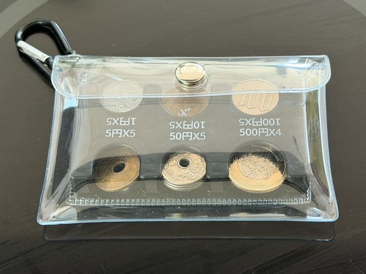キャンドゥの「ポーチ入りコインホルダー」。小銭をすっきり収納できるだけでなく、カード入れやカラビナ付きで持ち運びも抜群。普段使いから防災対策まで大活躍の220円商品をご紹介します。