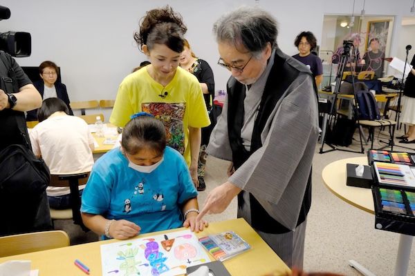 稲川淳二の稲川芸術祭とスポンジがコラボ。パラアーティストと絵画セッションを実施