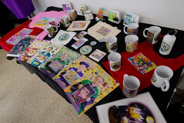 稲川淳二の稲川芸術祭とスポンジがコラボ。パラアーティストと絵画セッションを実施