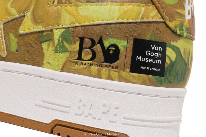 外側のアッパーにはそれぞれの絵画を大胆に配置し、内側には“OIL PAINTING CAMO”をデザイン。ヒール部分にはBAPE®とVan Gogh Museumのコラボレーションロゴをあしらい、まるでアートピースのような存在感を放つ一足に仕上がっている。