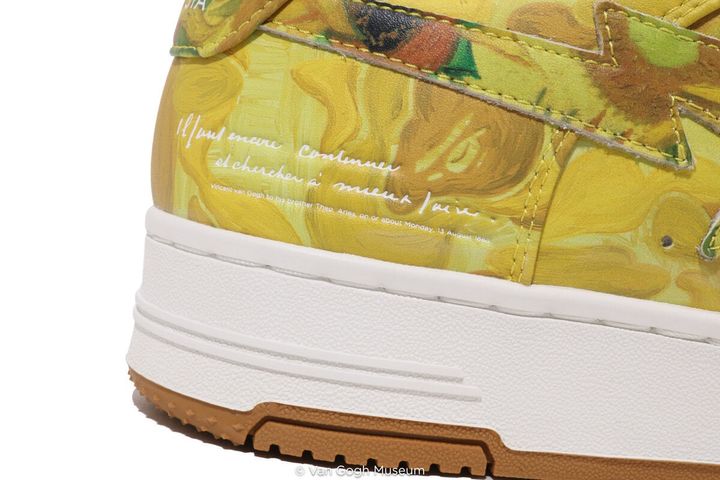 ゴッホを象徴する名画とBAPE®のストリートカルチャーが融合した今回のコレクション。『ひまわり』と『花咲くアーモンドの木の枝』の鮮やかな世界を、足元やBE@RBRICKで楽しめる特別なラインナップに注目したい。