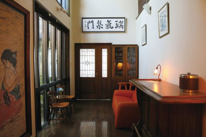 不用品を必要とする人に引き継ぐお手伝いをしたい古い家具ならではの味わいに惹かれるという折原さん。「古民家のリノベーションや実家じまいを経験し、大切にしていたけれど処分せざるを得ない家具を必要な人に届けたい思いが募りました。いつか不用品リサイクル専門のインテリアコーディネーターになれたら」