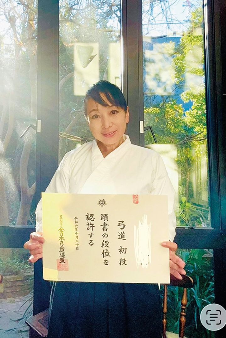 10代のとき憧れていた弓道を、59歳で始めた折原さん。「幅広い年代の同期と一緒に練習しています。3人チームの新人大会では、仲間と励まし合って試合に臨みました。こうして何歳からでも新たな挑戦はできるはず、と年齢で限界を決めないようにしています」
