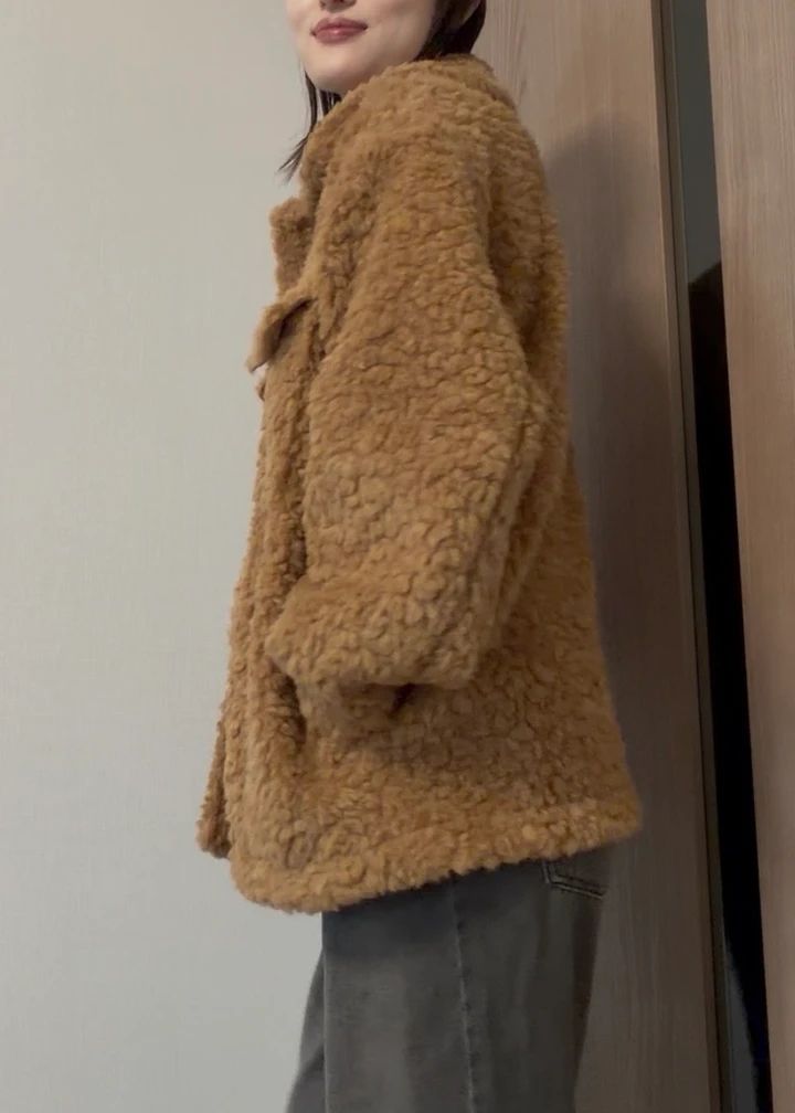 ブラウンのボアジャケットに黒のワイドパンツを合わせた秋冬コーディネート