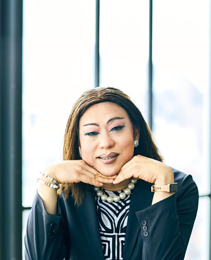 肉乃小路ニクヨ Profile_経済愛好家、ニューレディー、コラムニスト。慶應義塾大学在学中より女装をスタート。卒業後、金融業界に10年以上勤務しお金のプロとして活躍。著書に『元外資系金融エリートが語る 価値あるお金の増やし方』（KADOKAWA刊）他。YouTubeチャンネルやSNSも人気。
