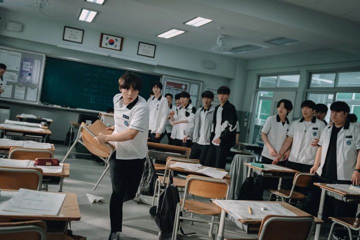 弱いヒーローClass1：教室でイスを投げつけようとするシウン