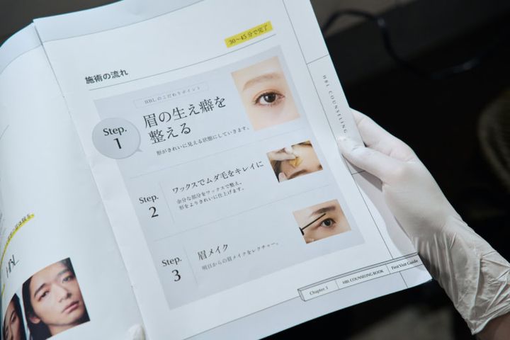 施術は3ステップ。だいたい30～45分で終了。HBLはこれまで700万の眉毛を施術している、日本で最も選ばれている眉毛ブランド。