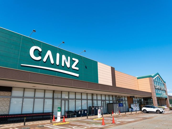 カインズの「低竿対応 干す時傾かない洗濯ハンガー 60ピンチ」が、安定した干し心地で支持を集めています。補助フック付きで片側に干しても傾きにくく、マンションなどの低い物干し竿にも対応できる本商品を紹介します。