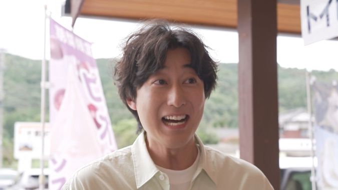 たこ焼きを食べた岡澤アキラさん