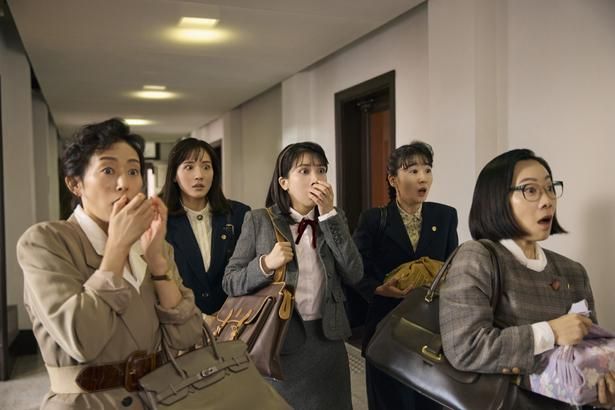 朝日の信念に共感し、一緒に立ち上がる女性弁護団 [c]2026「ファーストボイス」製作委員会