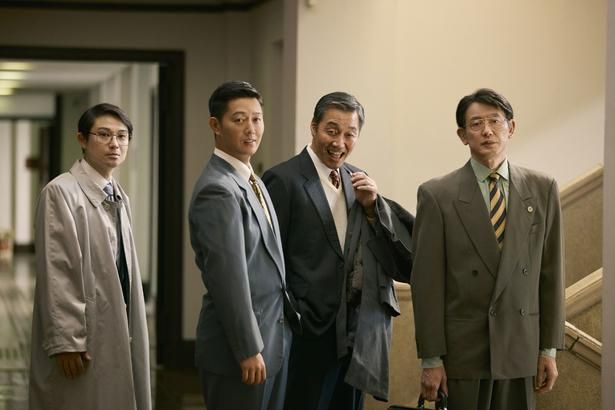 朝日ら女性たちの前に立ちはだかる、被告や担当弁護士たち [c]2026「ファーストボイス」製作委員会