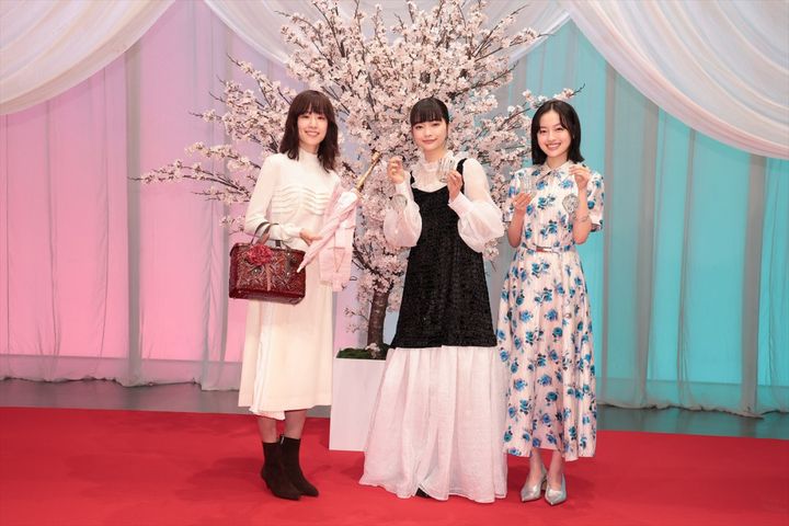 NHK連続テレビ小説『風、薫る』から『ブラッサム』へのバトンタッチセレモニーの様子（左から）石橋静河、見上愛、上坂樹里 （C）NHK width=