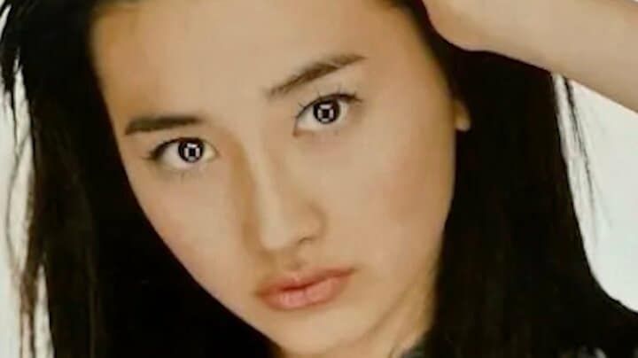 【写真・画像】18歳で来日しトップモデルに、私生活では2度の離婚を経験したシンママ 9歳息子を育てる40歳現在の姿に「かわいい」の声 1枚目