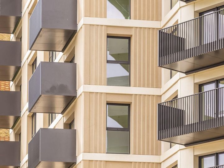 ベランダは、住む人の生活習慣や心のゆとりが驚くほど色濃く表れる場所。そんなベランダがきれいな家には明確な共通点があるのです。美しさを保つ5つの特徴と、今日から実践できるコツをご紹介します。
