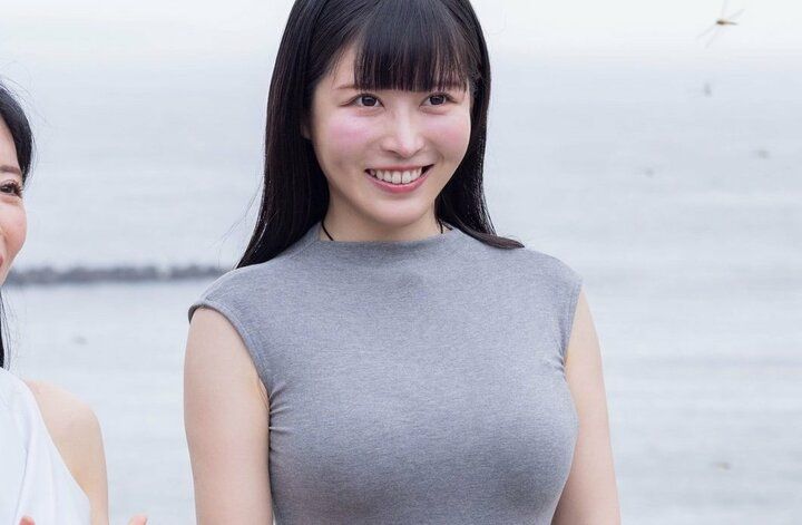 【写真・画像】26歳・清純派グラドル、小さすぎるビキニ姿で“チェキ会での大胆サービス”を再現「うわ！うわ！」母親が思わず苦笑い 1枚目