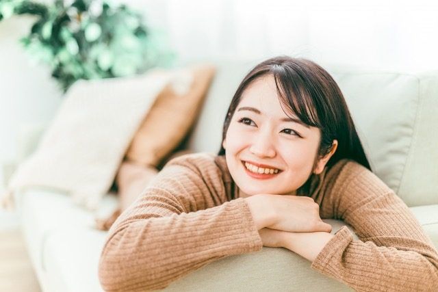 笑顔で女性