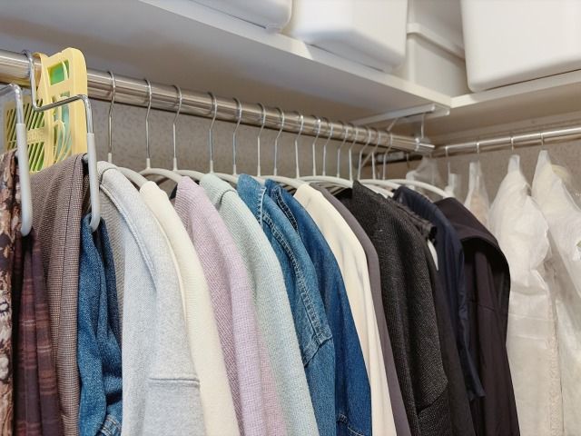 クローゼットにかけられら服