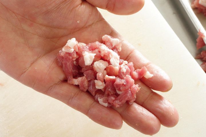 豚肉をみじん切り