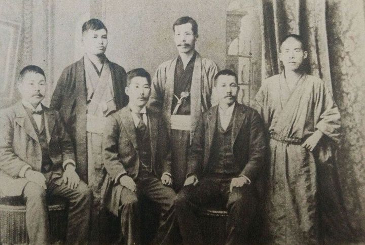 前列左から安部磯雄、幸徳秋水、木下尚江、片山潜