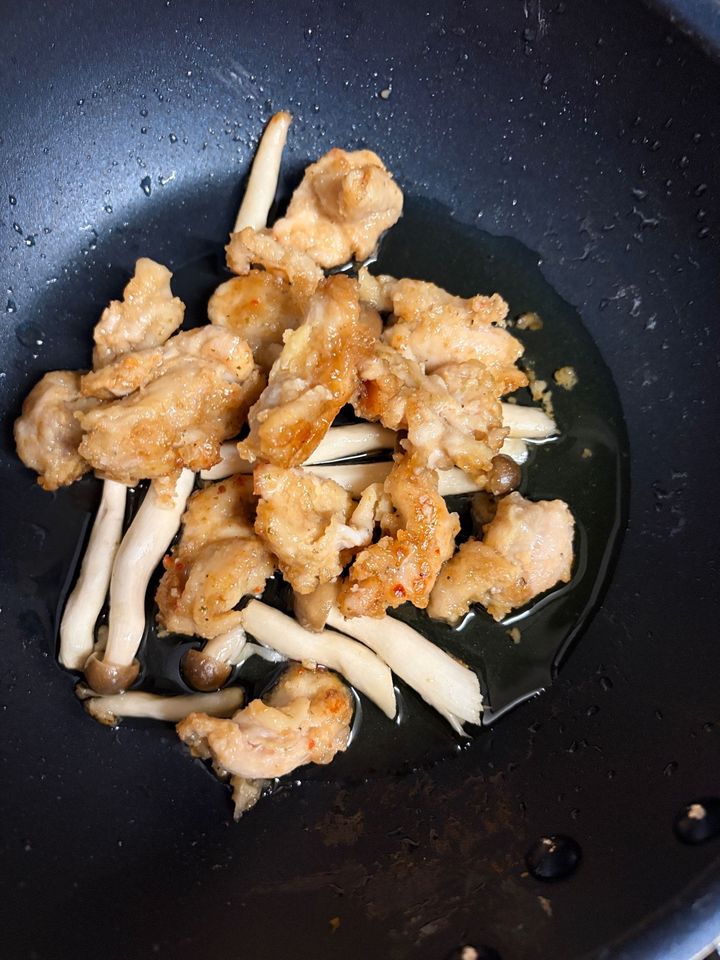 鶏もも肉ときのこのクリームパスタ