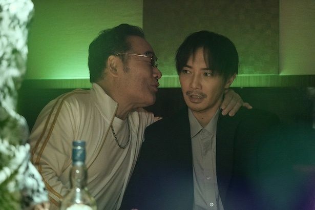 【写真】生活安全課の警官・江波戸良介(成宮寛貴)とヤクザの親分・郷田(岩松了) (C)曽根圭介／講談社 (C)2026「藁にもすがる獣たち」製作委員会