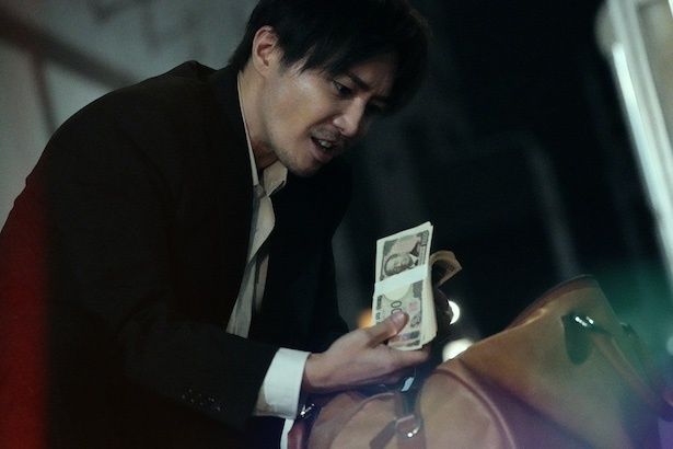 (C)曽根圭介／講談社 (C)2026「藁にもすがる獣たち」製作委員会