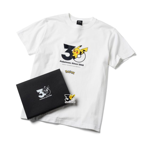 【写真】Tシャツ1点の購入につき、ZOZOTOWNデザインのピカチュウロゴステッカーが付属