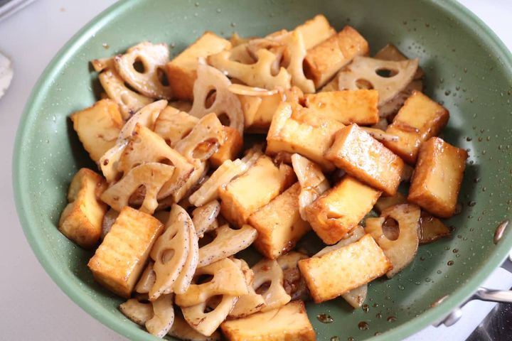 れんこんと厚揚げの甘辛炒め
