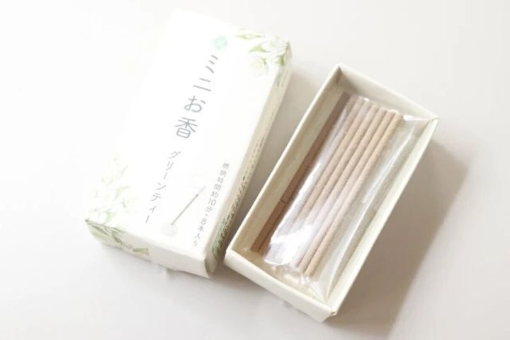 白い箱に入ったセリアのミニお香グリーンティー。箱の蓋が開いており、中にお香が並んでいる