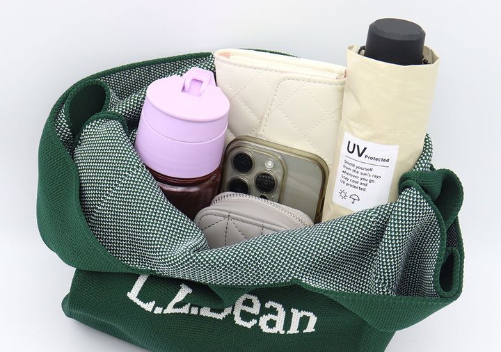 緑色のL.L.Beanニットバッグの中に、水筒、財布、スマホ、折りたたみ傘が入っている