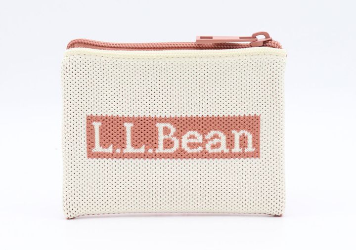 裏面が白地のL.L.Beanロゴ入りニットポーチが白い背景に置かれている